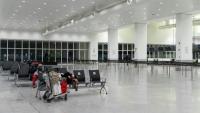 Des passagers attendent dans le hall vide des départs de l'aéroport de Bruxelles-Zaventem, le 4 novembre 2025