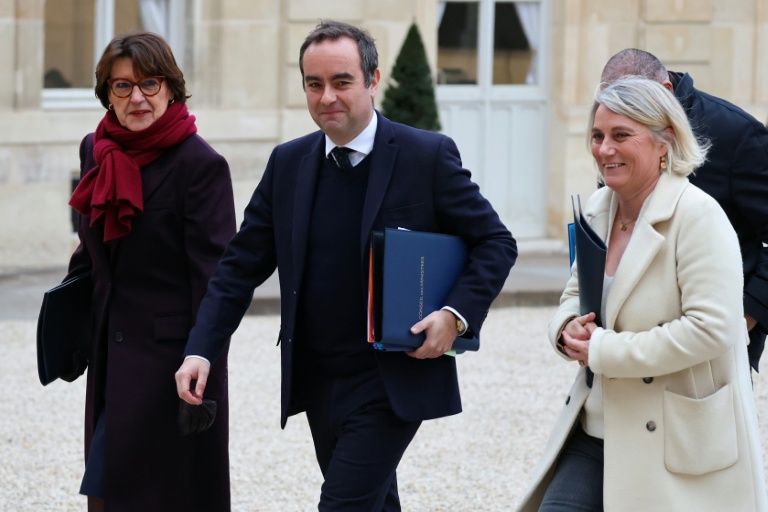 De gauche à droite la ministre de l'Agriculture Annie Genevard, le Premier ministre Sébastien Lecornu et la ministre de la Santé Stéphanie Rist, le 5 janvier 2026, à Paris