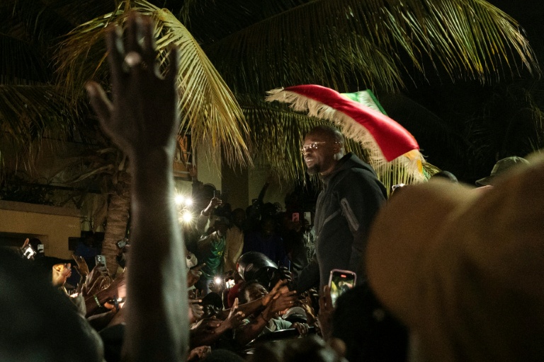 L'ex-Premier ministre sénégalais Ousmane Sonko, acclamé par ses partisans devant son domicile de Dakar après son limogeage, le 23 mai 2026