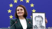 l'opposante bélarusse Svetlana Tikhanovskaïa tient une photo d'Andrzej Poczobut, journaliste emprisonné au Bélarus, qui vient de recevoir le prix Sakharov, lors d'une séance solennelle à Strasbourg, le 22 octobre 2025 dans l'est de la France