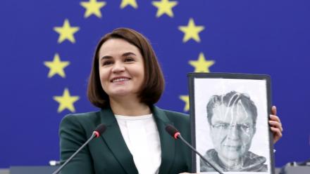 l'opposante bélarusse Svetlana Tikhanovskaïa tient une photo d'Andrzej Poczobut, journaliste emprisonné au Bélarus, qui vient de recevoir le prix Sakharov, lors d'une séance solennelle à Strasbourg, le 22 octobre 2025 dans l'est de la France