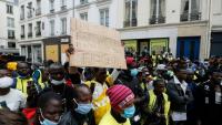 Des travailleurs sans papiers de la société de livraison de repas Frichti manifestent pour réclamer la régularisation de leur situation, le 8 juin 2020 à Paris
