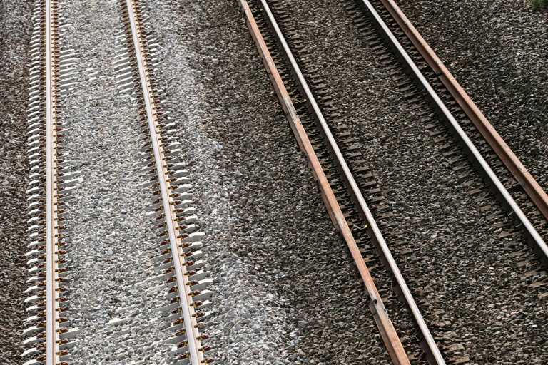 es rails rénovés (à gauche) sur la ligne ferroviaire POLT (Paris-Orléans, Limoges, Toulouse) près d'Artenay, le 16 septembre 2025
