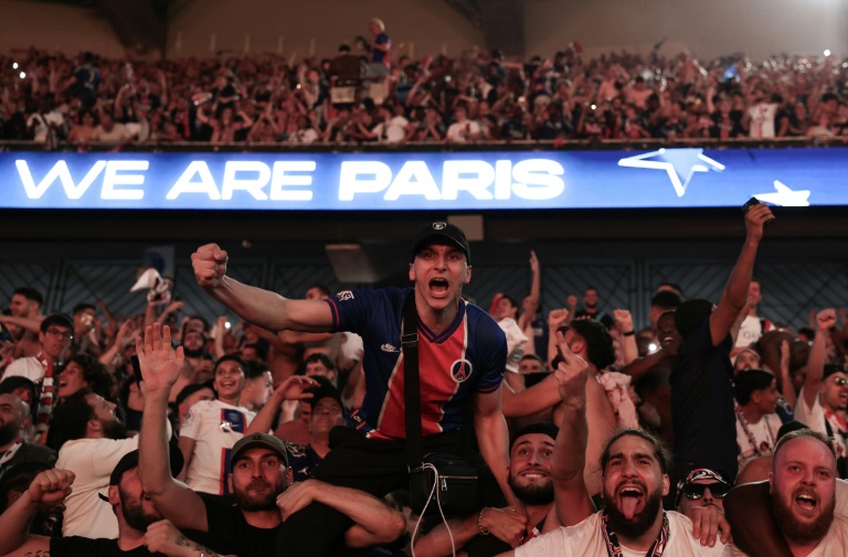 Des supporters du PSG au Parc des Princes pendant la finale de la Ligue des champions face à l'Inter Milan, à Paris, le 31 mai 2025