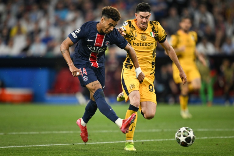L'attaquant du PSG Désiré Doué (G) inscrit le troisième but face à l'Inter Milan, en finale de la Ligue des champions, à Munich, le 31 mai 2025