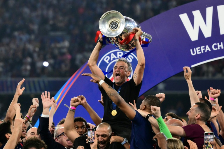 L'entraineur parisien Luis Enrique soulève la Ligue des champions après la victoire du PSG en finale face à l'Inter Milan, à Munich, le 31 mai 2025