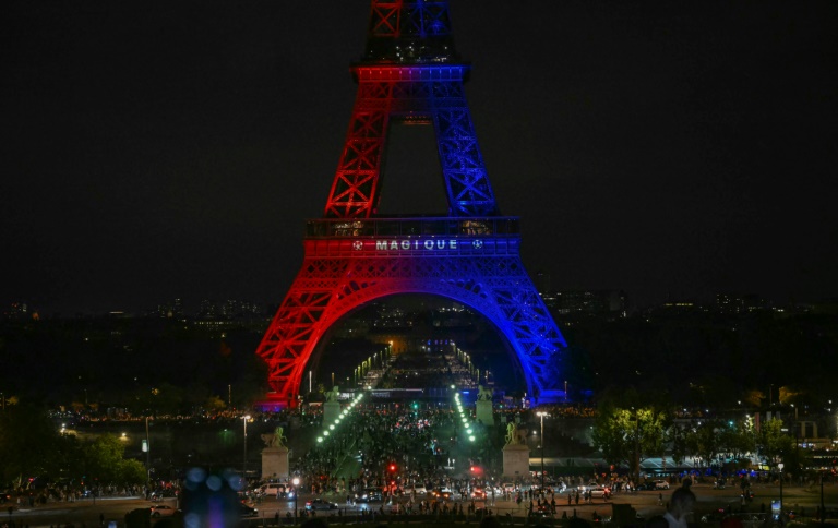 La Tour Eiffel est illuminée pour rendre hommage à la victoire du PSG en finale de la Ligue des champions, à Paris, le 31 mars 2025