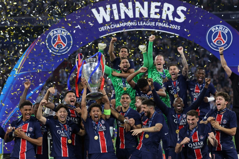 Le défenseur parisien Marquinhos soulève la Ligue des champions après la victoire du PSG en finale face à l'Inter Milan, à Munich, le 31 mai 2025