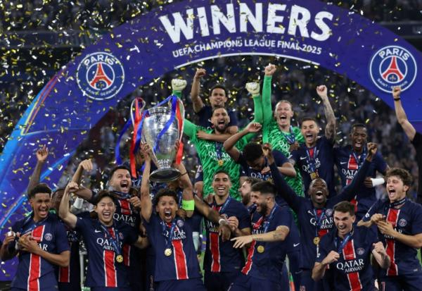 Le défenseur parisien Marquinhos soulève la Ligue des champions après la victoire du PSG en finale face à l'Inter Milan, à Munich, le 31 mai 2025