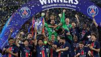 Le défenseur parisien Marquinhos soulève la Ligue des champions après la victoire du PSG en finale face à l'Inter Milan, à Munich, le 31 mai 2025