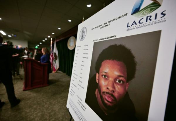 Une photo du chanteur américain D4vd visible lors d'une conférence de presse sur l'affaire le concernant à Los Angeles, le 20 avril 2026