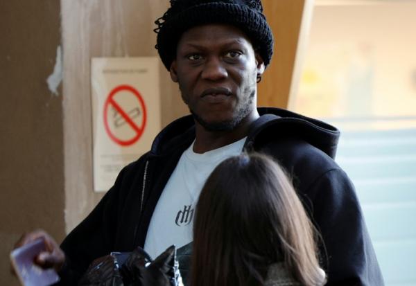 Le rappeur français Doums, de son vrai nom Mamadou Coulibaly, à son arrivée à son procès pour violences conjugales au tribunal de Créteil le 02 février 2026