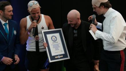 Le rappeur américain Pitbull (2eD) reçoit son diplôme du Guinness des records grâce à un rassemblement de 22.141 fans portant de faux crânes chauves, le 10 juillet 2026 à Londres