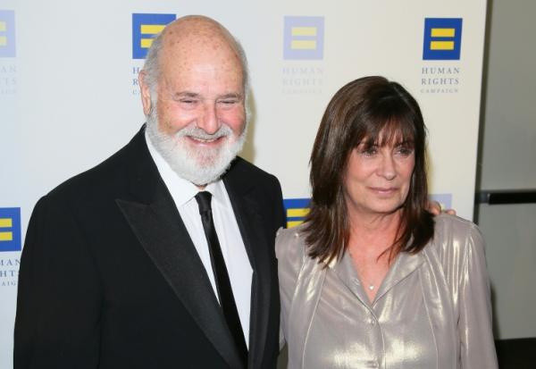 Le réalisateur américain Rob Reiner et son épouse Michele Singer Reiner à Los Angeles, le 30 mars 2019 en Californie