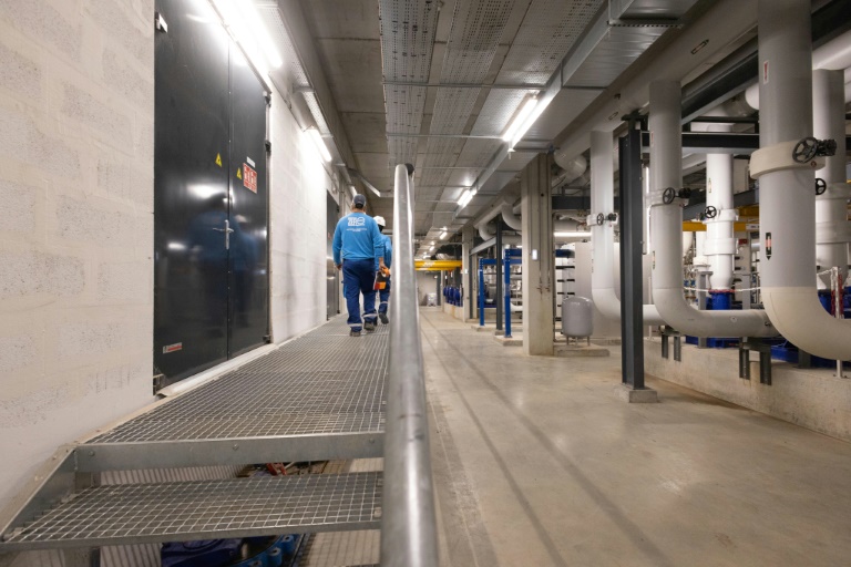 Des employés de la centrale de froid urbain Mouton Duvernet, le 14 août 2025 à Lyon
