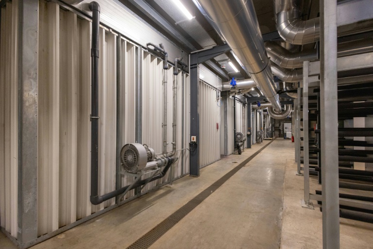 Les installations de la centrale de froid urbain Mouton Duvernet à Lyon, avec derrière le mur à gauche, les piscines de stockage de la glace, le 14 août 2025