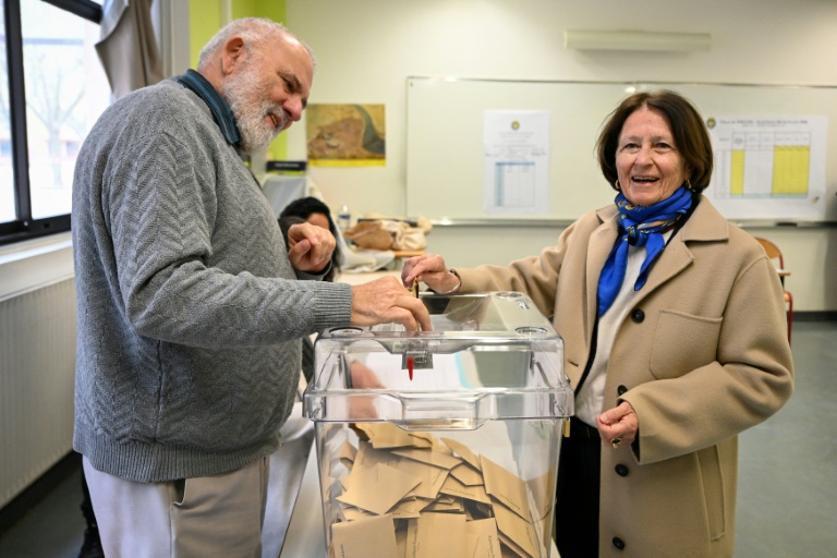 Josée Massi, maire sortante de Toulon et candidate à sa réélection, vote lors du 2e tour des municipales à Toulon,  le 22 mars 2026 dans le Var