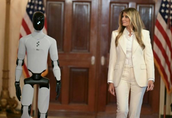 La Première dame des Etats-Unis, Melania Trump, arrive accompagnée du robot humanoïde "Figure 3" pour un sommet sur l'IA à la Maison Blanche, à Washington, le 25 mars 2026