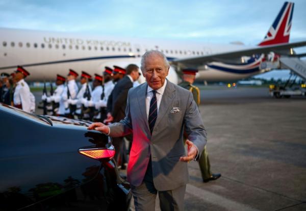 Le roi britannique Charles III se dirige vers son véhicule après son arrivée à l'aéroport international L.F. Wade de Hamilton, aux Bermudes, le 30 avril 2026