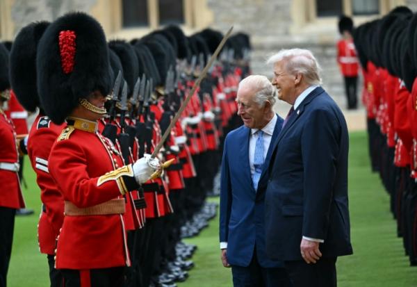 Le roi Charles III d'Angleterre et le président américain Donald Trump passent en revue une garde d'honneur lors d'une cérémonie d'accueil au château de Windsor, le 17 septembre 2025
