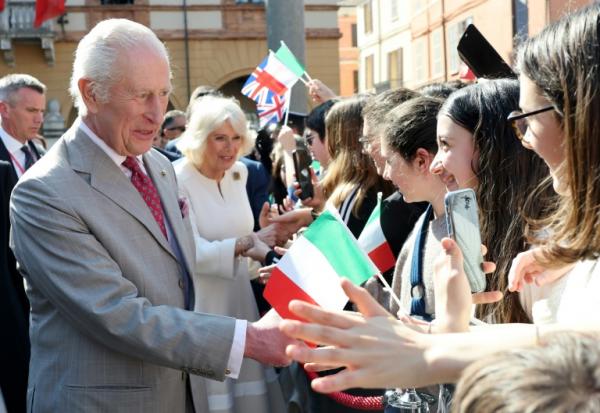Le roi Charles III et la reine Camilla saluent la foule lors de la visite d'un marché sur la Piazza del Popolo à Ravenne, au dernier jour d'une visite d'État en Italie, le 10 avril 2025