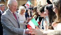 Le roi Charles III et la reine Camilla saluent la foule lors de la visite d'un marché sur la Piazza del Popolo à Ravenne, au dernier jour d'une visite d'État en Italie, le 10 avril 2025
