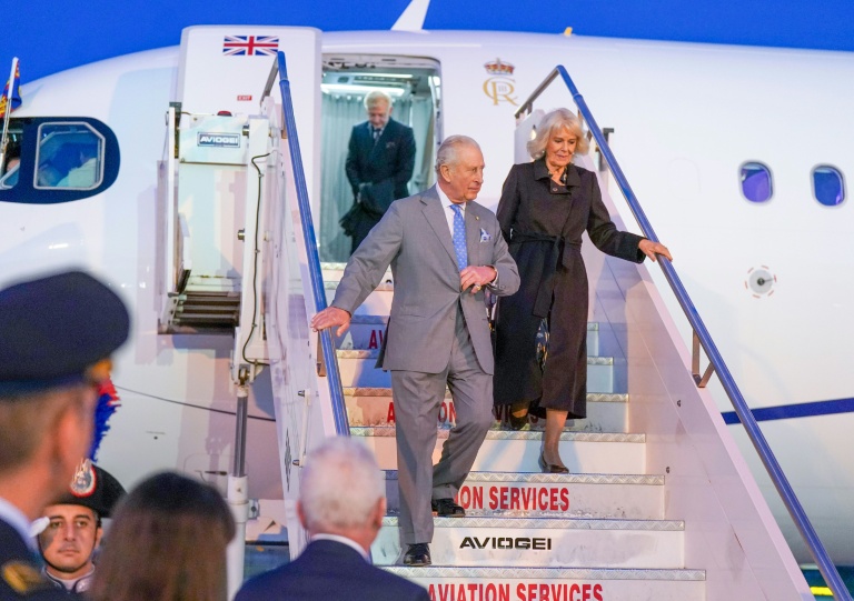Le roi Charles III et la reine Camilla arrivent à l'aéroport Ciampino de Rome à la veille d'une visite au Vatican, le 22 octobre 2025