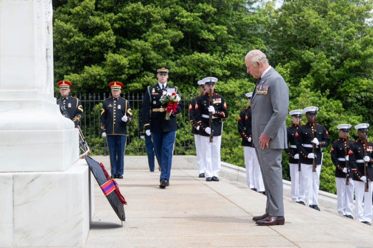 Le roi Charles III dépose un bouquet de fleurs sur la tombe du soldat inconnu au cimetière national d'Arlington, en Virginie, le 30 avril 2026
