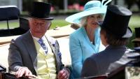Le roi Charles III et la reine Camilla arrivent en calèche au meeting hippique Royal Ascot, à l'ouest de Londres, le 19 juin 2026