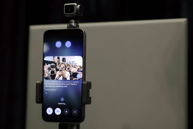 Le chinois Honor présente son tout premier téléphone-robot boosté à l'intelligence artificielle, le 1er mars 2026 à Barcelone 