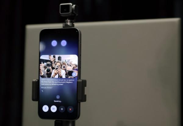 Le chinois Honor présente son tout premier téléphone-robot boosté à l'intelligence artificielle, le 1er mars 2026 à Barcelone 