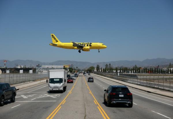 Un avion de Spirit Airlines près d'un aéroport de Los Angeles le 17 avril 2026