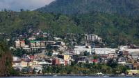 Vue de Mamoudzou le 21 avril 2025, à Dzaoudzi, à Mayotte