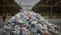 Des sacs de déchets textiles devant la porte du Palais du Luxembourg, où se trouve le Sénat lors d'une manifestation contre la fast-fashion, à Paris, le 14 mars 2025
