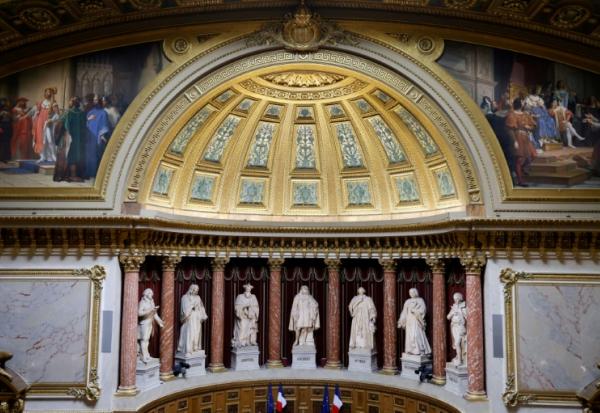 Les statues et le plafond du Sénat à Paris, le 16 mars 2023