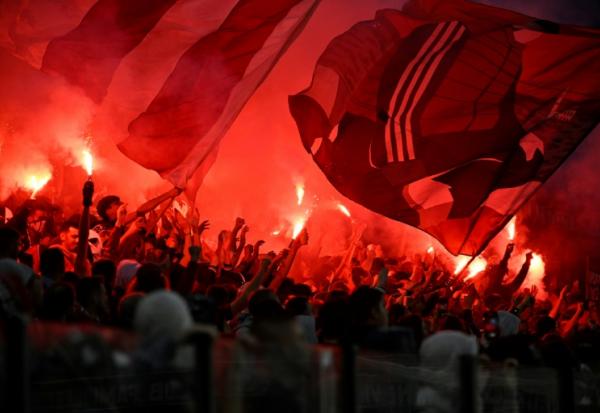 Des supporters de Metz, qui rejoindra la L1 la saison prochaine, avant leur match d'accession à l'élite contre Reims, le 21 mai 2025 à Metz