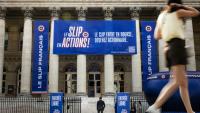 Une banderole de l'entreprise Le Slip français accrochée sur le Palais Brongniart, à Paris, le 29 juin 2026