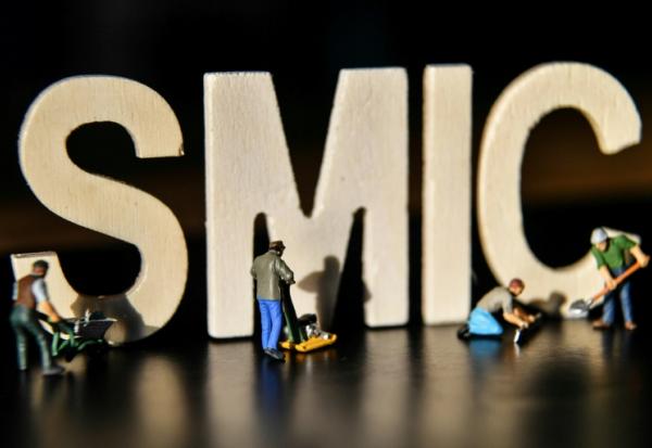 Environ 35 euros net de plus par mois pour un salarié payé au Smic: le salaire minimum augmente lundi de 2,41%, pour suivre l'inflation repartie à la hausse en raison de la guerre au Moyen-Orient