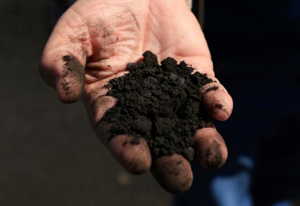 L'ingénieur albanais Beqir Kila, expert en environnement, montre des déchets d'Elbasan, le 7 mars 2025, en Albanie