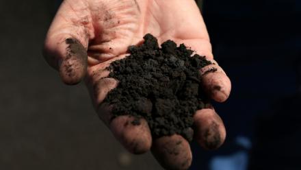 L'ingénieur albanais Beqir Kila, expert en environnement, montre des déchets d'Elbasan, le 7 mars 2025, en Albanie