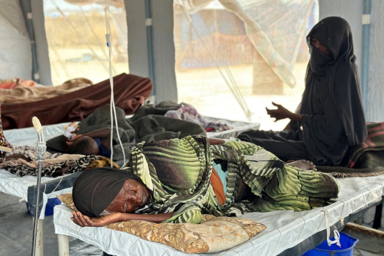 Des malades du choléra reçoivent des soins dans un centre spécialisé des camps de réfugiés de l'ouest du Soudan, à Tawila le 12 août 2025