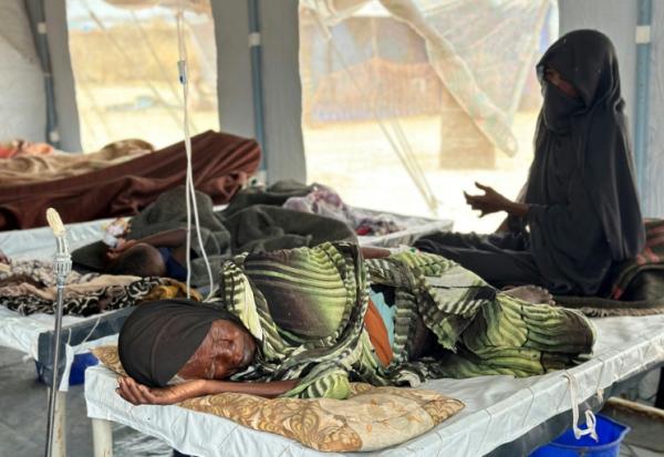 Des malades du choléra reçoivent des soins dans un centre spécialisé des camps de réfugiés de l'ouest du Soudan, à Tawila le 12 août 2025