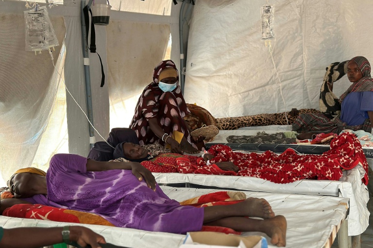Malades du choléra dans une unité spécialisée dans les camps de réfugiés de Tawila, dans l'ouest du Soudan, le 12 août 2025