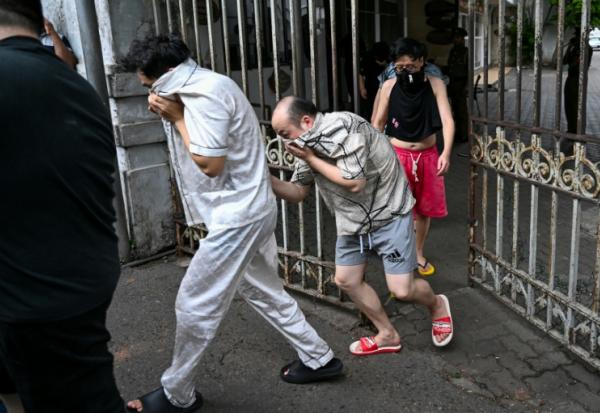 Des ressortissants chinois suspectés d'appartenir à un réseau de cybercriminalité sont escortés vers une prison sri-lankaise après leur arrestation à Colombo, le 9 mai 2026