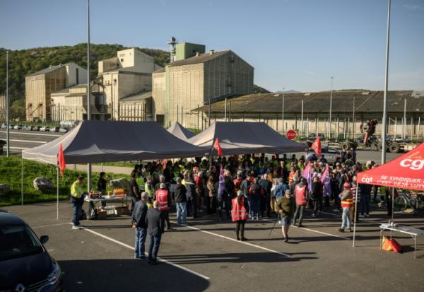 Des employés de l'usine de pâte à papier Fibre Excellence rassemblés devant le site de Saint-Gaudens, le 9 avril 2026 en Haute-Garonne