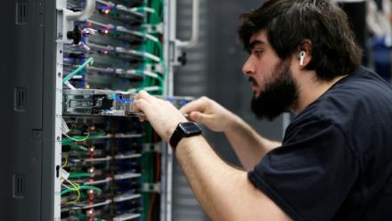 Un employé extrait un serveur dans un laboratoire d'Amazon Web Services à Austin (Texas)