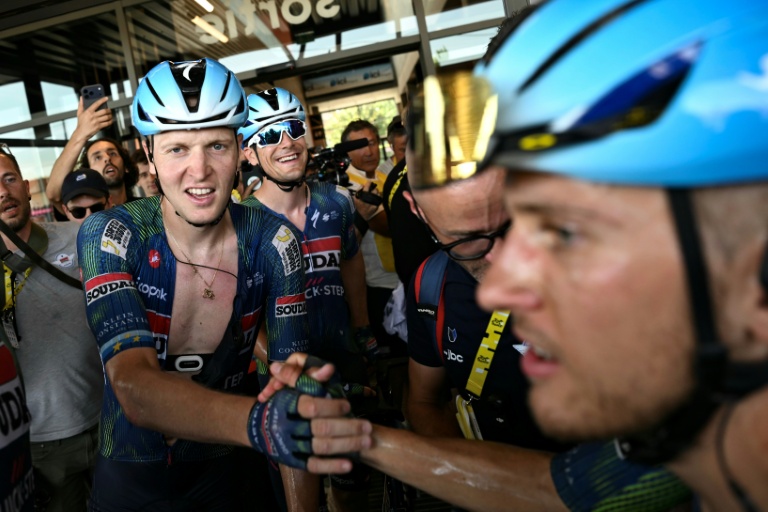 Le sprinteur belge Tim Merlier (G) après sa victoire lors de la 8e étape du Tour de France, le 11 juillet 2026 à Bergerac