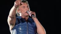 Le chanteur Johnny Hallyday au Parc des Princes à Paris, où il célèbre son 50e anniversaire, le 18 juin 1993