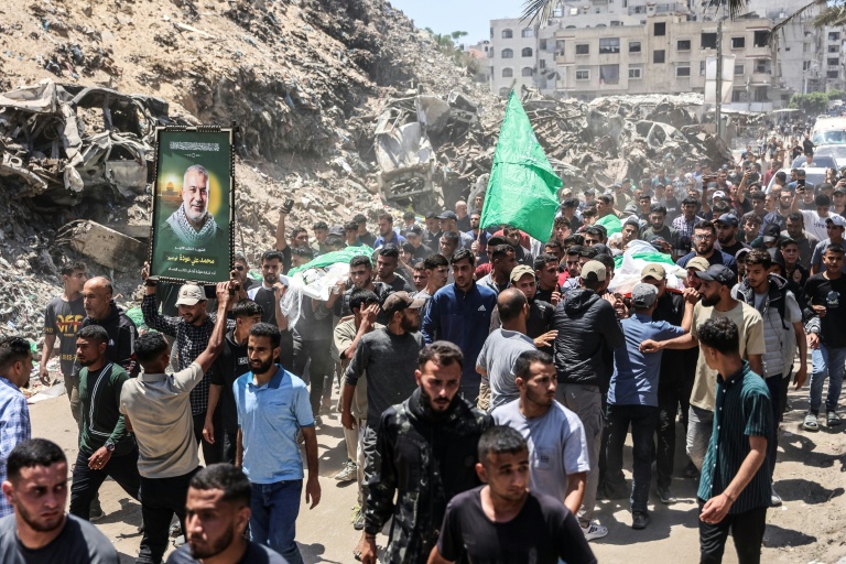 Des personnes transportent les corps de Palestiniens dont celui du dirigeant du Hamas Mohammed Odeh, tué la veille par l'armée israélienne, lors de ses funérailles à Gaza le 27 mai 2026
