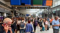 Des passagers patientent à la gare Montparnasse à Paris le 27 août 2026